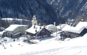 Chamois La piazzetta con il campanile